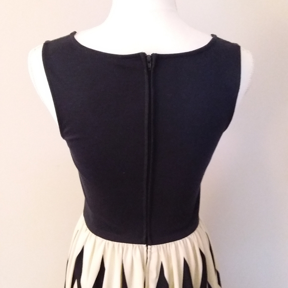 Xhilaration Black and White Chevron Shape Dress - Picture 7 of 9